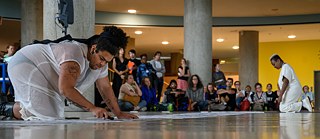 Performance „2021“ by Jota Mombaça (left) and Michelle Mattiuzzi (right)