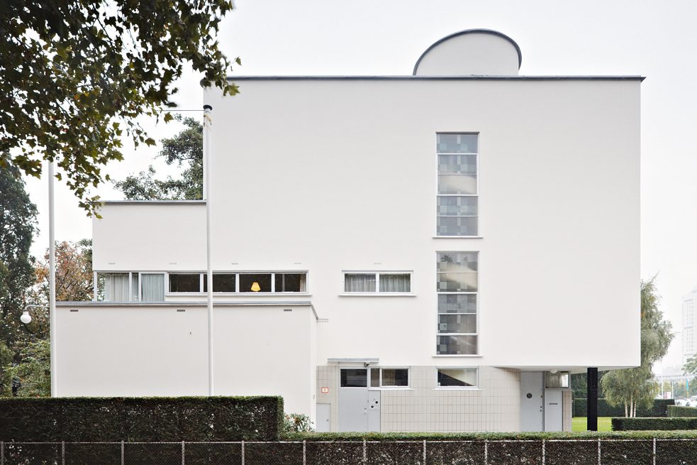 Huis Sonneveld. Außenbereich und Garten. Architektur von Brinkman en Van der Vlugt.