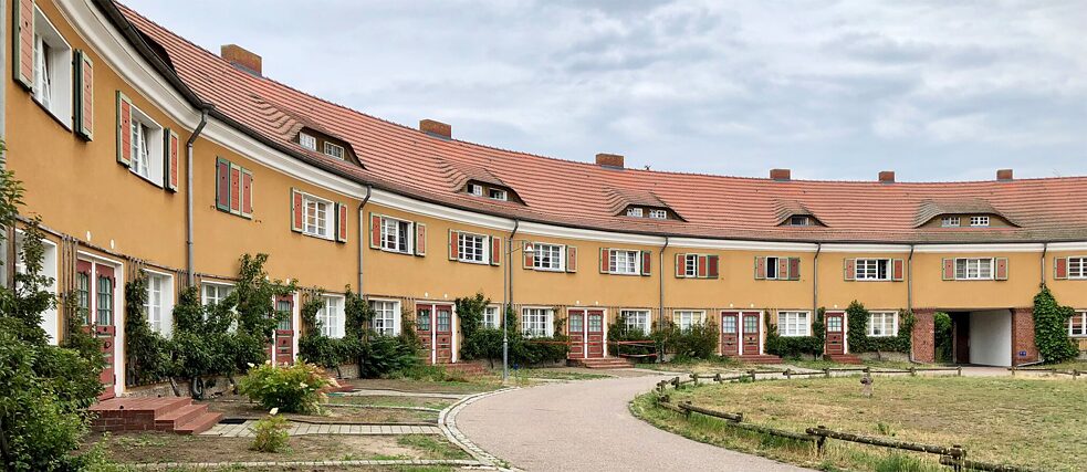 Le quartier résidentiel sans voitures de Piesteritz avec ses nombreux espaces verts et jardins est aujourd’hui encore synonyme d’architecture urbaine réussie. | Photo (détail) : © Julius Lukas