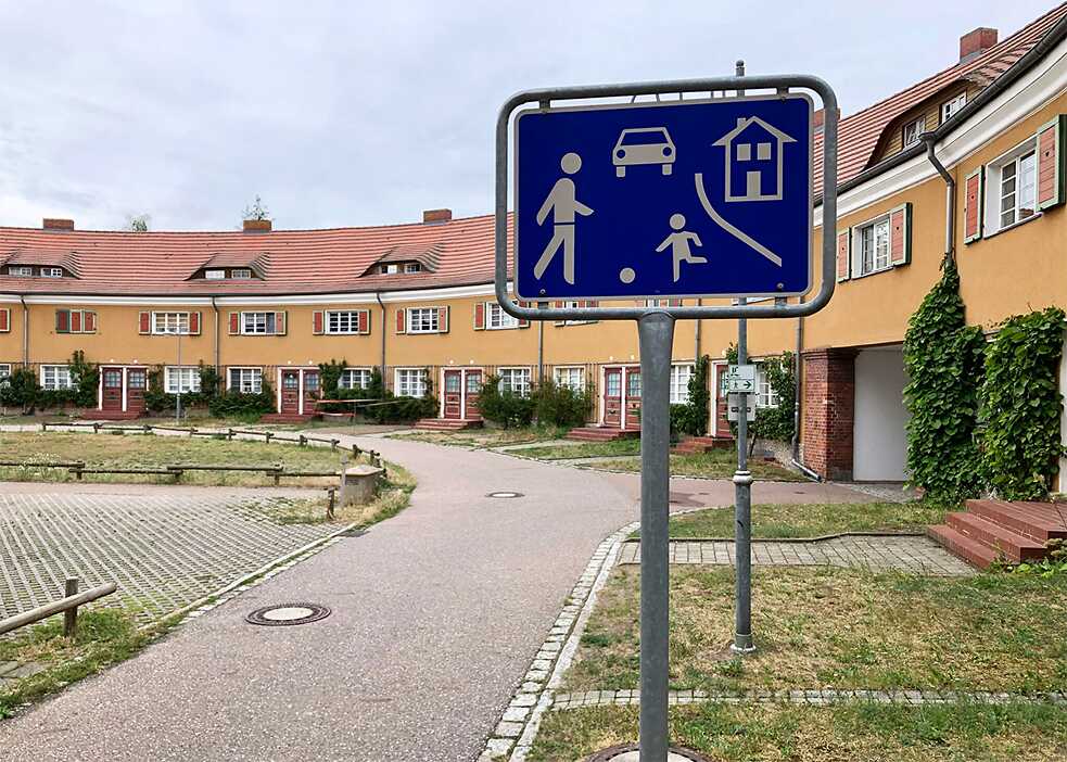 Heute ist Piesteritz die wahrscheinlich größte autofreie Siedlung Deutschlands. 1916 wollte Architekt Otto Rudolf Salvisberg eine Siedlung schaffen, die soziales Wohnen mit Naturnähe und funktionalen Häusern verband – und die attraktiv genug war, um die Arbeiter in Piesteritz zu halten.