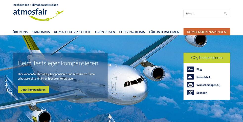 <b>Voar com a consciência limpa</b><br>A ONG atmosfair tem por meta compensar os danos ambientais causados por viagens. Em seu site, pessoas físicas e jurídicas podem calcular o carbono emitido em consequência de suas viagens e, na sequência, fazer doações de um valor recomendado a projetos ambientais. De acordo com a ONG, aproximadamente 7 milhões de euros fluíram no ano de 2017 para a proteção climática.