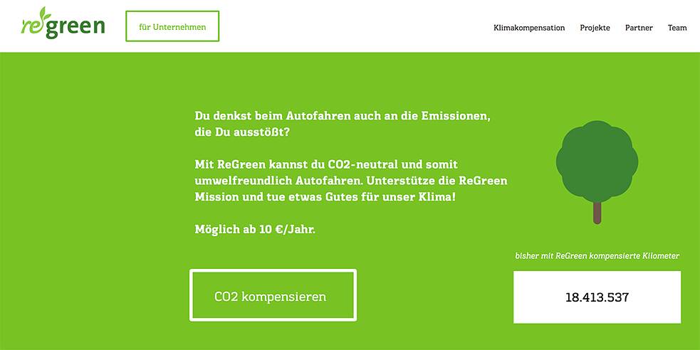 <b>Compensação de CO2 no trânsito</b><br>É evidente que os aviões não são os únicos culpados pelos danos ao ambiente: outros veículos também colaboram para isso. A startup ReGreen, de Viena, oferece, portanto, uma compensação de CO2 para motoristas de carro e motos. Em seu site, é possível calcular as emissões a partir do tipo de veículo e da quilometragem anual. Um modelo econômico a gasolina que roda 10 mil km por ano emite, segundo a ReGreen, 1,95 tonelada de dióxido de carbono. Um modelo potente a diesel emite 3,10 toneladas. Até agora, a empresa alega ter compensado mais de 18 milhões de quilômetros rodados.
