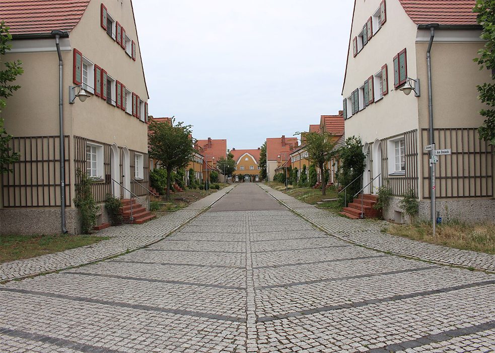 Una imagen poco común para nosotres que es normal en la Ciudad Jardín: una calle libre de autos en Piesteritz.