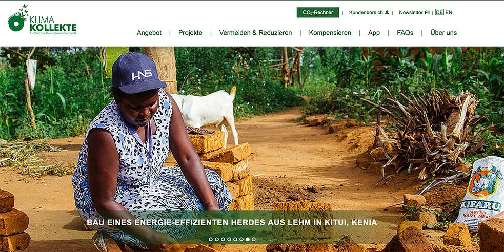 <b>Compensação de carbono como missão cristã</b><br>Klima-Kollekte é o fundo de compensação de carbono das Igrejas cristãs. Desde 2011, ele oferece a pessoas físicas e jurídicas a oportunidade de compensar emissões de carbono através de doações para projetos de proteção ambiental em países em desenvolvimento. No decorrer dos primeiros cinco anos após a criação do fundo, foram compensadas 56.750 toneladas de CO2. A oferta vale também para pessoas que não pertencem a comunidades religiosas cristãs.