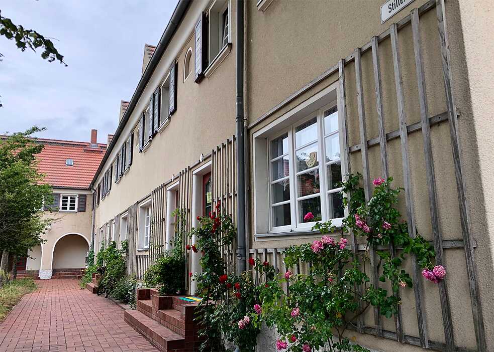 Und auch begrünte Fassaden sind hier eine Selbstverständlichkeit: An manchen Häusern ranken Rosen um die Eingangstür,…