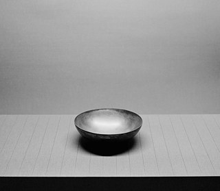 ©Ricarda Roggan Apokryphen (Karl Wolfskehl, Schale), 2014 Bromsilbergelatine Handabzug 33 x 38 cm Auflage von 3 courtesy Galerie EIGEN + ART Leipzig/Berlin VG Bild-Kunst, Bonn 2019