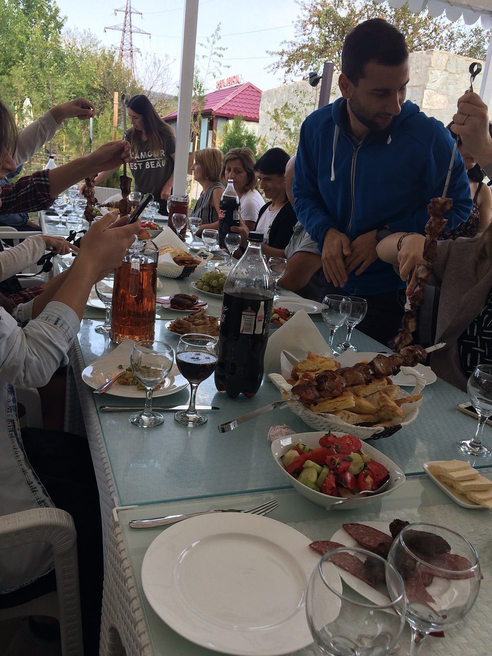 Georgisches Gastmahl beim Lehrerausflug - Essen so weit das Auge reicht