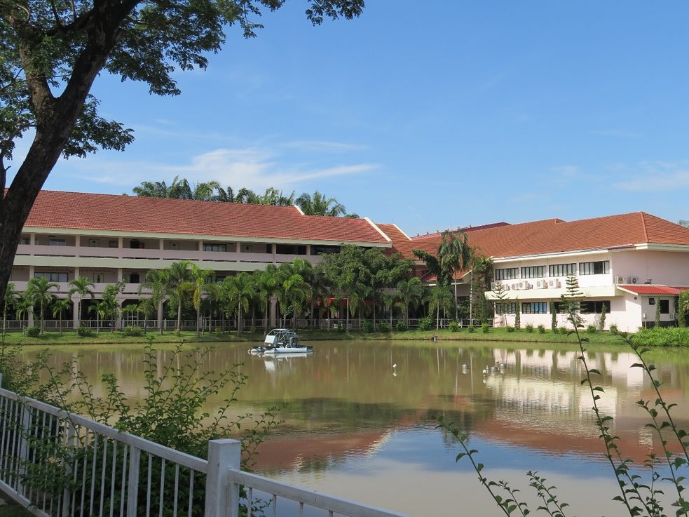 Auf dem Schulgelände gibt es mehrere dekorative Gewässer