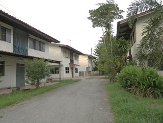 Die Lehrerhäuschen: im letzten auf der linken Seite wohnen die Amerikanerin und ich