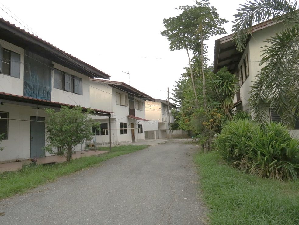 Die Lehrerhäuschen: im letzten auf der linken Seite wohnen die Amerikanerin und ich