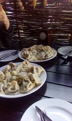 Khinkali essen in der alten Hauptstadt Mztheka