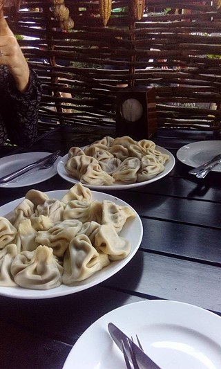 Khinkali essen in der alten Hauptstadt Mztheka