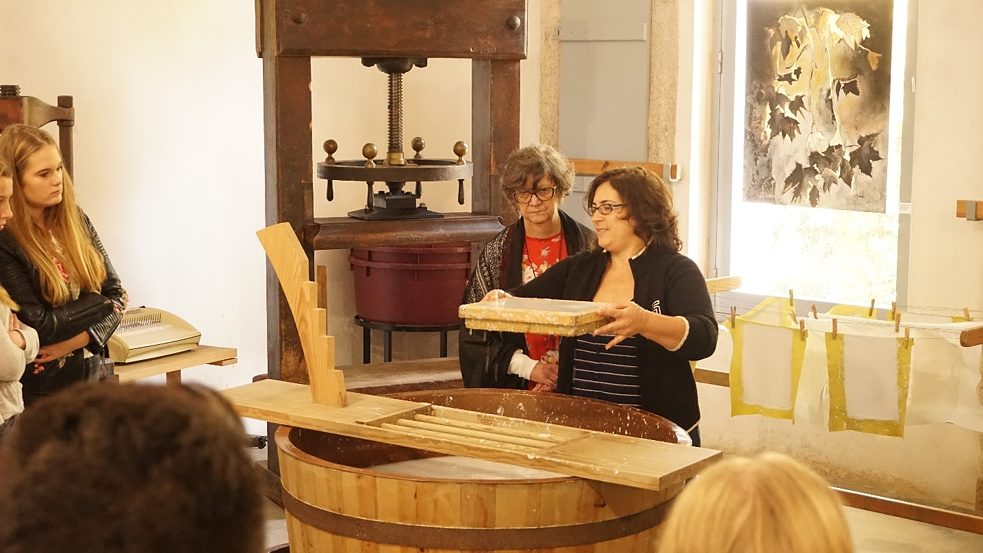 In einer Papiermühle in Leiria lernten wir, wie man früher Papier herstellte