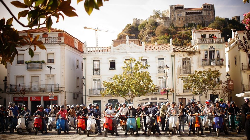 Praça Fracisco Rodrigues Lobo (mit Vespatreffen) im Zentrum Leirias und der Burg im Hintergrund