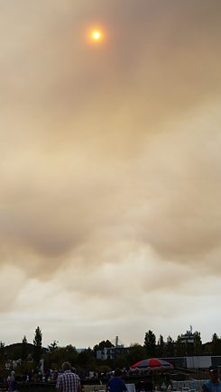 Rauchschwaden am Himmel über Coimbra