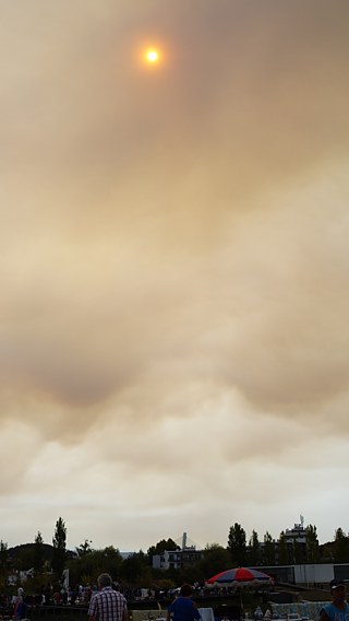 Rauchschwaden am Himmel über Coimbra