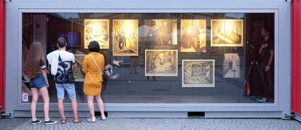 Einblick von außen: Besucher*innen vor der Caligari-Ausstellung