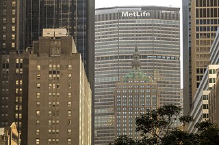 Forced to immigrate to the USA, Bauhaus founder Walter Gropius was responsible for the construction of the MetLife Building, the former Pan Am Building in Manhattan, New York.