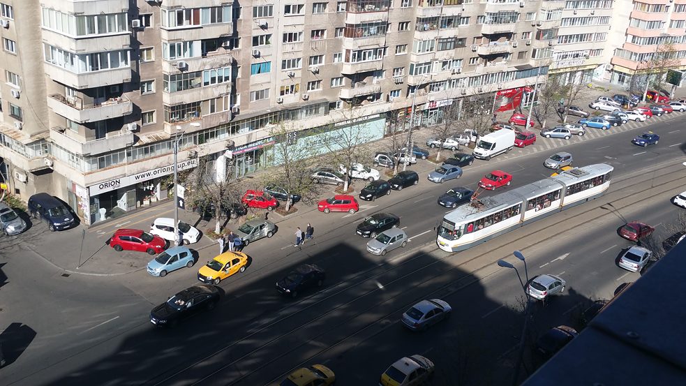 Auf der Straße unter meinem Balkon passiert eine ganze Menge. Ich bin stetiger Bestandteil einer 24/7-Hupkonzert-Performance und manchmal werden auch Autos von den Trams gerammt.