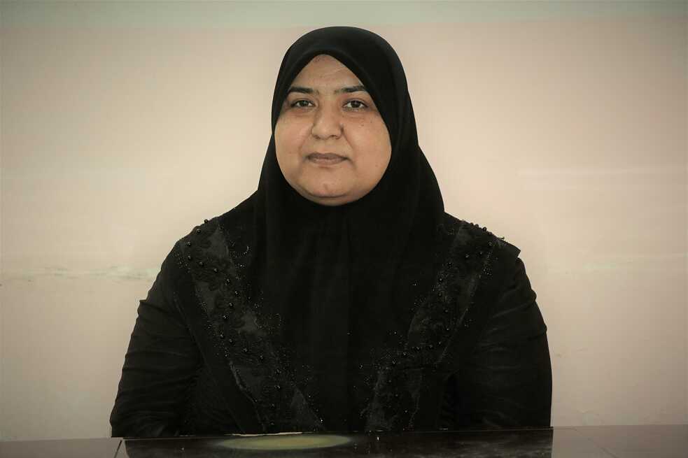 Portraitfoto von Feryal al-Ka’abi, einer Frau mittleren Alters mit Hijab und Schwarzer Kleidung