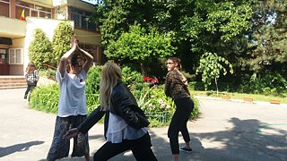 Dieses Spiel haben die Schüler*innen selbst vorgeschlagen: "Ninja" heißt es, und man schlägt sich dabei auf die Finger. Sehr unterhaltsam.