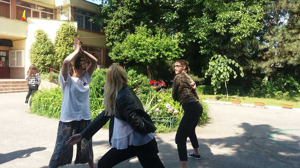 Dieses Spiel haben die Schüler*innen selbst vorgeschlagen: "Ninja" heißt es, und man schlägt sich dabei auf die Finger. Sehr unterhaltsam.