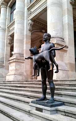 Diese Statue steht vor dem Muzeul National de Istorie a României. Letztens soll sie von einem ahnungslosen Touristen als "hässlich" denunziert worden sein, gar als "deplatziert" und "absonderlich". Ich dagegen finde sie wunderschön.