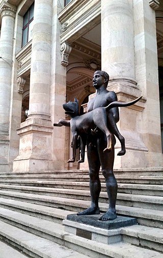 Diese Statue steht vor dem Muzeul National de Istorie a României. Letztens soll sie von einem ahnungslosen Touristen als "hässlich" denunziert worden sein, gar als "deplatziert" und "absonderlich". Ich dagegen finde sie wunderschön.