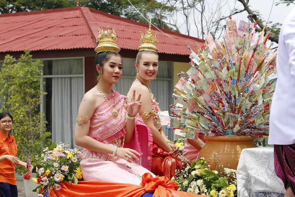 Auf dem Pick-Up mit dem Spendenbaum