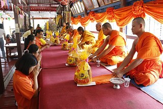 Übergabe von Spenden an die Mönche