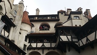 Amerikanische Tourist*innen auf Schloss Bran. Noch wissen sie nicht, was sie nicht erwartet!