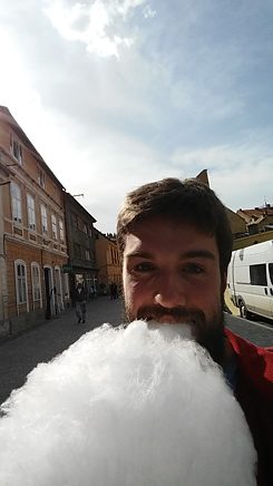Hier hingegen scheint die Sonne wieder. Ich habe sogar eine ganz rote Nase! Obwohl ich extra eine sonnenresistente Zuckerwatte als UV-Schutz gegessen habe. Hat anscheinend nicht gut funktioniert.