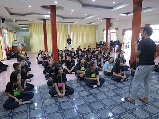 Den Kindern wird das nächste Spiel erklärt