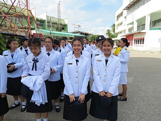 Die formelle Schuluniform der Mädchen meiner Schule