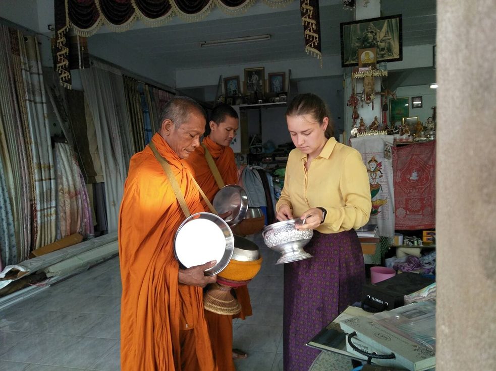 Morgendliche Essensspende an buddhistische Mönche in der Gastfamilie