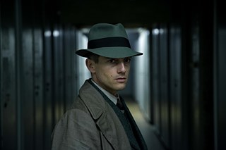 Volker Bruch als Inspektor Gereon Rath in der Serie Babylon Berlin. Photo by Frédéric Batier / X Filme