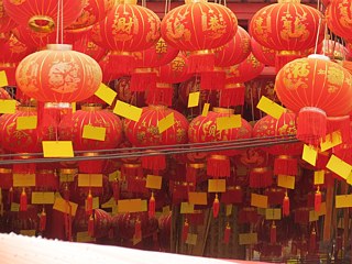 Überall hängen die klassischen roten Laternen. Auf den gelben Zetteln stehen die Spendernamen und jedes Jahr werden die Laternen zum chinesischen Neujahr ausgetauscht.