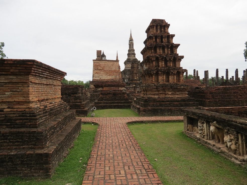 Die Tempelanlagen sind sehr weitläufig und man kann unzählige unterschiedliche Ruinen erkunden