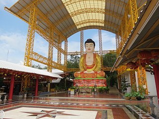 Dieser übergroße Buddha wacht über die Stadt