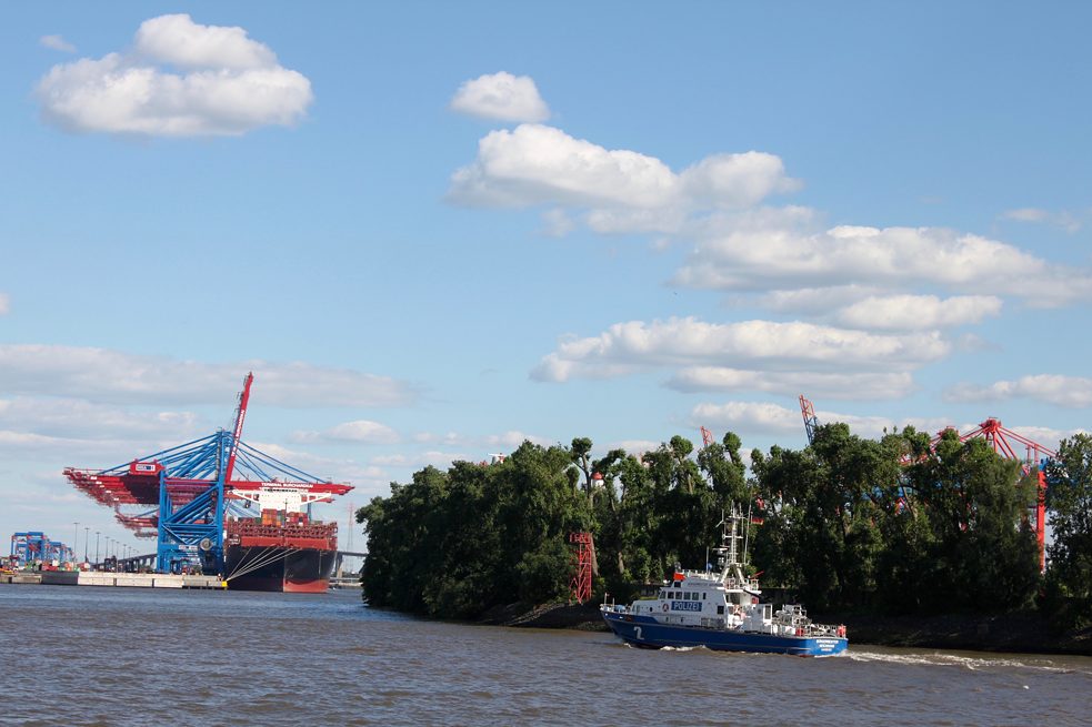 Hamburger Verkehrsverbund Boot mit Blick auf Finkenwerder