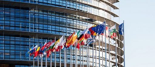 Parlement européen et drapeaux
