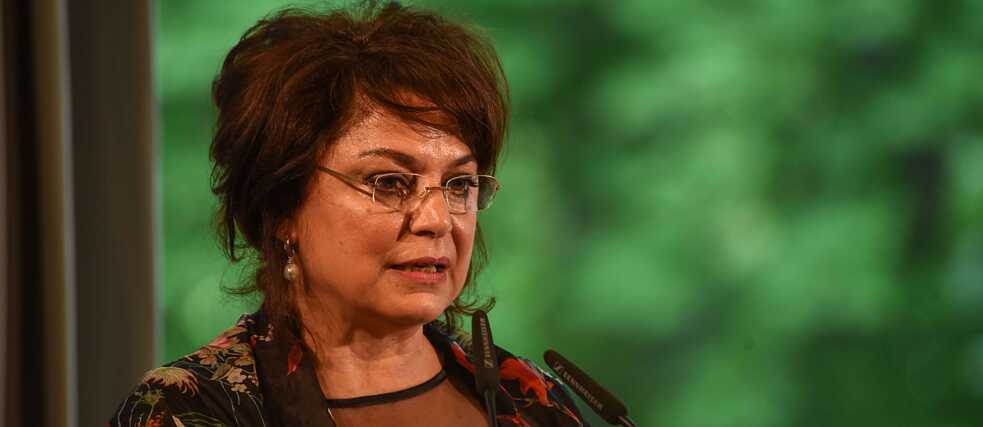 Vahideh Mahmoodi accepts the Goethe Medal on behalf of Shirin Neshat