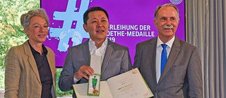Ina Hartwig, head of cultural affairs of the City of Frankfurt, and president Klaus-Dieter Lehmann present the Goethe Medal to Enkhbat Roozon 