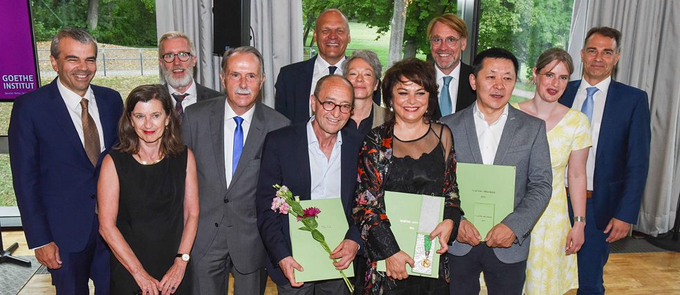 Die Preisträger der Goethe-Medaille gemeinsam mit ihren Laudator*innen sowie dem Präsidenten und dem Vorstand des Goethe-Instituts