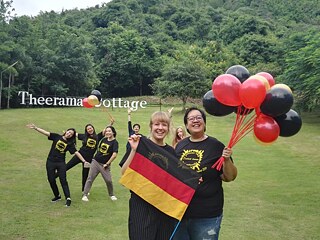 Einige Teilnehmer*innen des Deutschcamps und ich