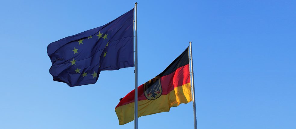 Deutsche und europäische Flagge