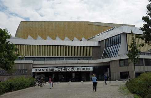 Entrada principal a la Biblioteca Nacional de Berlín en la Potsdamer Straße 33. | 