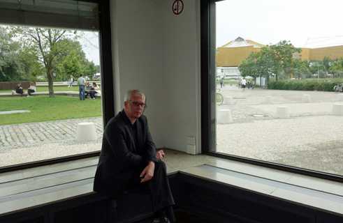 Ventana de la planta baja con vista al Kulturforum, detrás de la Filarmónica de Berlín | 