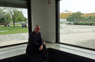 Fenster im Souterrain mit Blick auf das Kulturforum, im Hintergrund die Berliner Philharmonie 