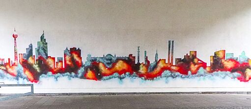 Graffitti noir, rouge et jaune sur fond blanc : la ligne d'horizon berlinoise